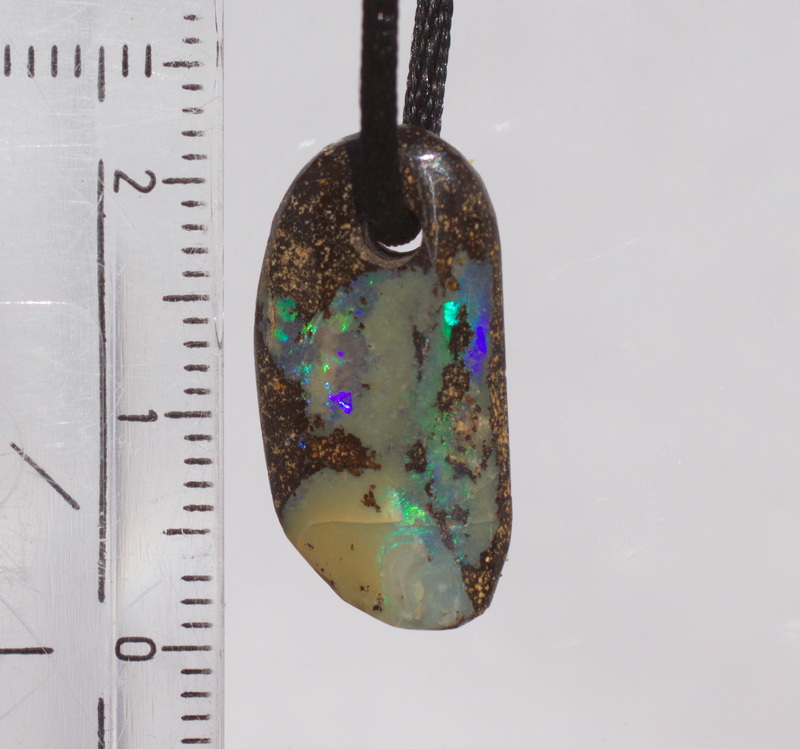 Kleiner Boulderopal-Anhänger, frontal gebohrt mit Lederband                        