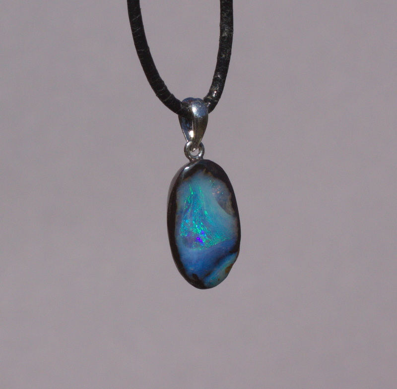 Kleiner blauer  Boulderopal, mit Anhängeröse aus Silber und Lederband 