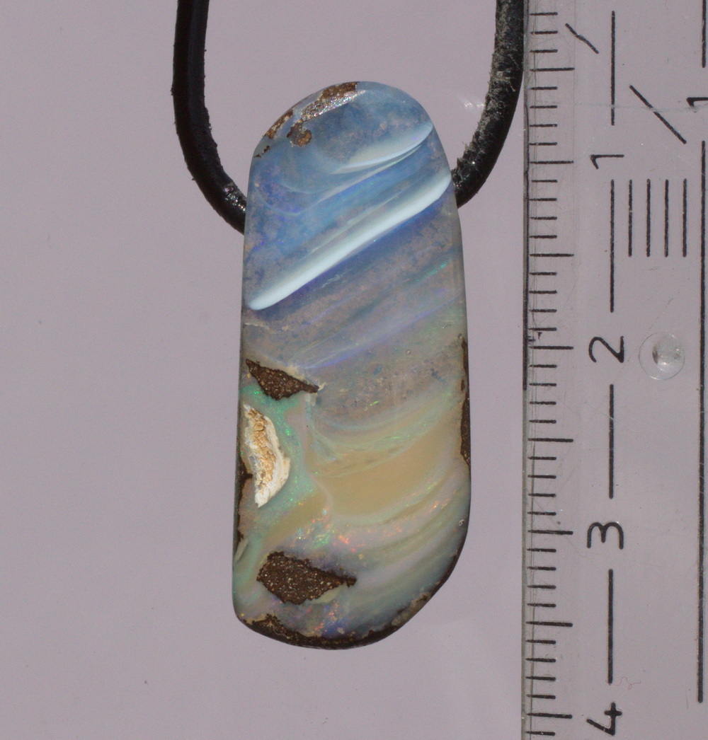 Länglicher  Boulderopal, seitlich gebohrt mit Lederband 