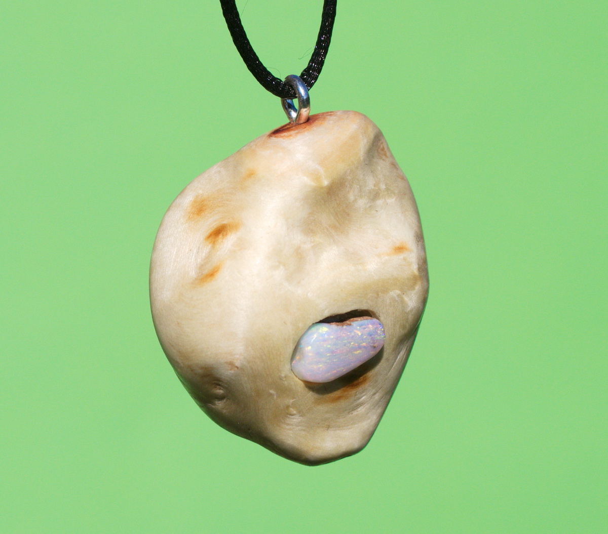 Baumperle von der Pappel mit einem farbenreichen Opal 