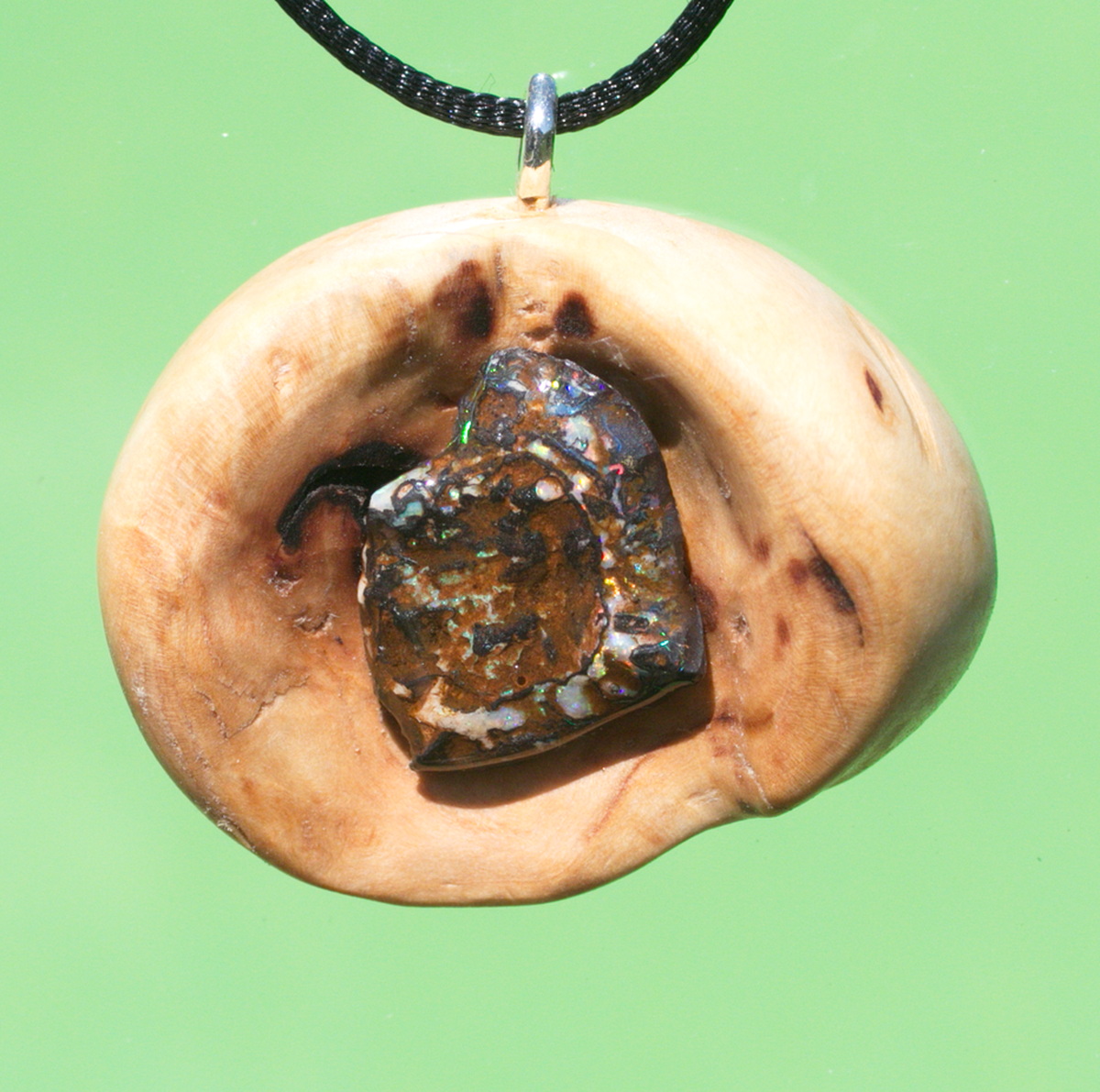 Baumperle vom Apfelbaum mit einem naturbelassenem Opal Baumperle vom Apfelbaum mit einem naturbelassenem Opal