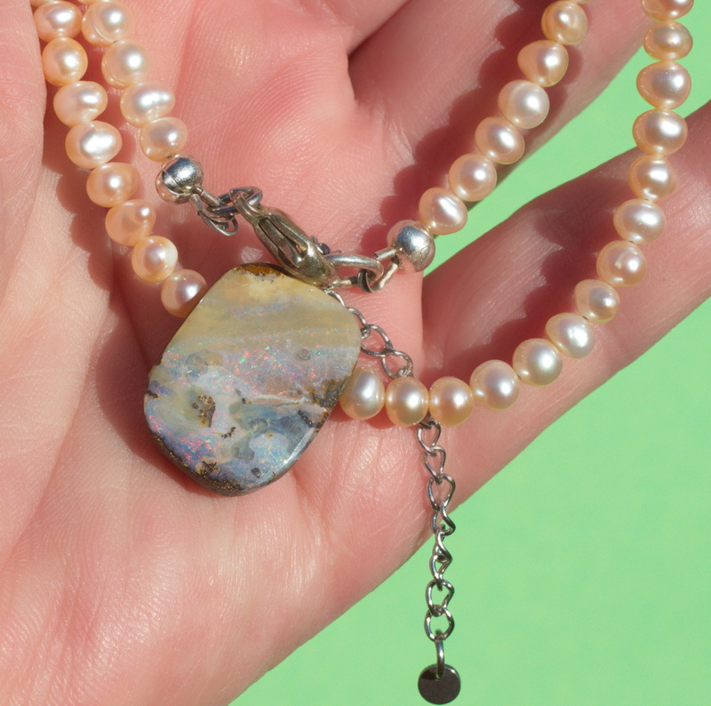 Boulderopal, mit vielen Farben und Süßwasserzuchtperlen