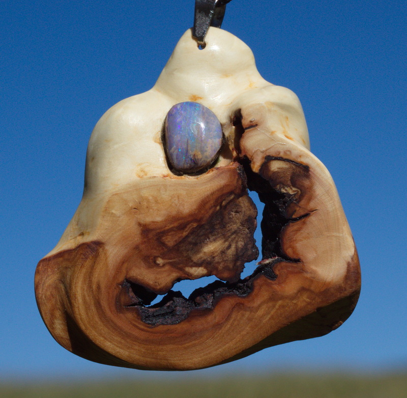 Baumperle vom Apfelbaum mit einem mehrfarbigen Opal   