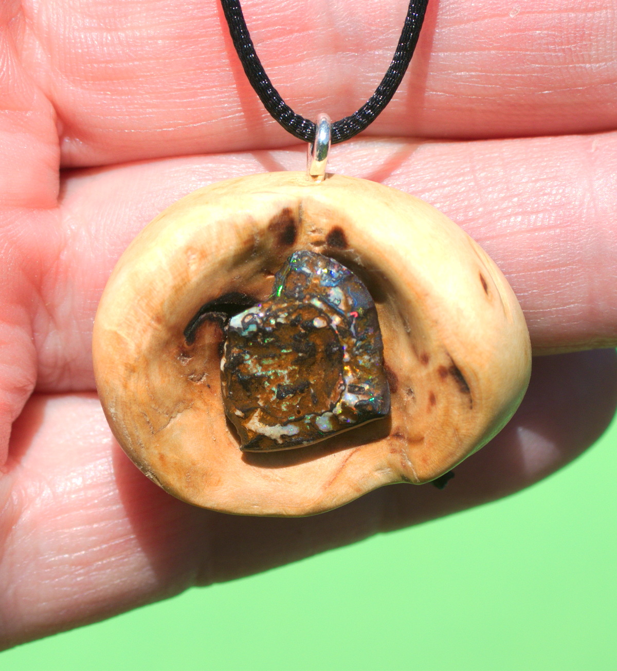 Baumperle vom Apfelbaum mit einem naturbelassenem Opal Baumperle vom Apfelbaum mit einem naturbelassenem Opal