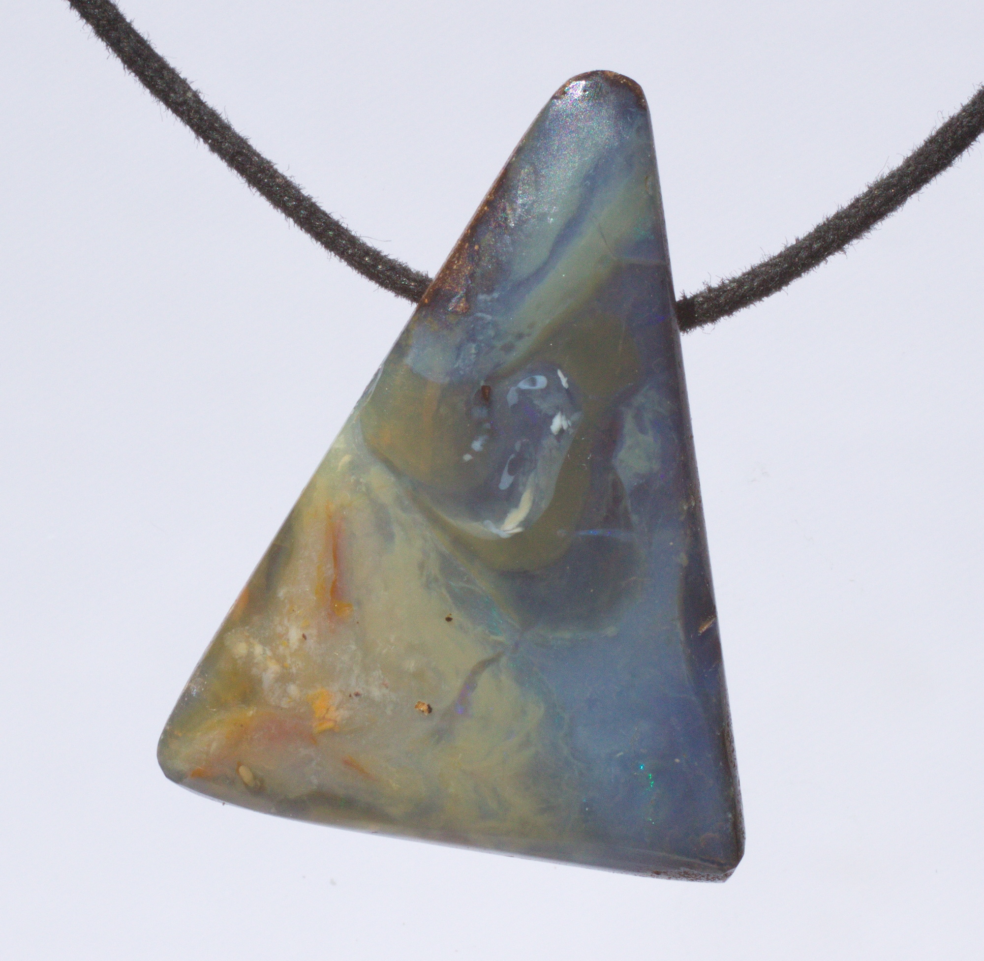 Boulderopal als Dreieck geschliffen, seitliche Bohrung mit Lederband  