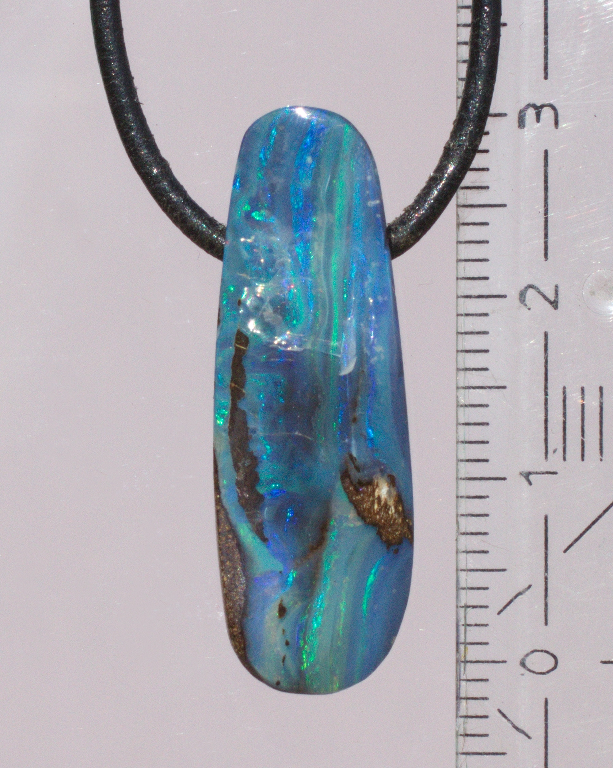 Blauer Boulderopal, seitlich gebohrt mit Lederband 