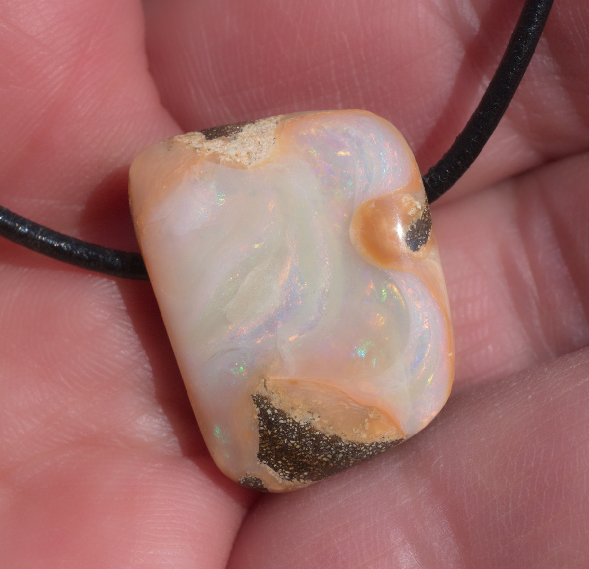 Bernsteinfarbener Boulderopal, seitlich gebohrt mit Lederband  