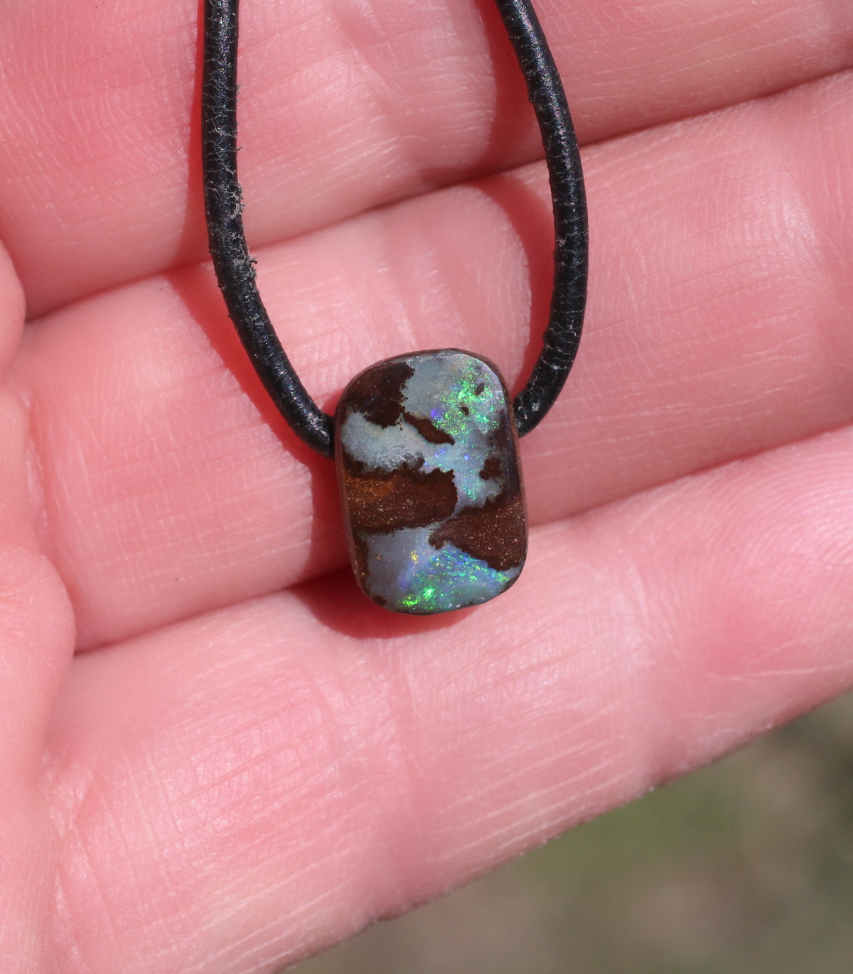 Kleiner brauner Boulderopal-Anhänger, seitlich gebohrt mit Lederband                       