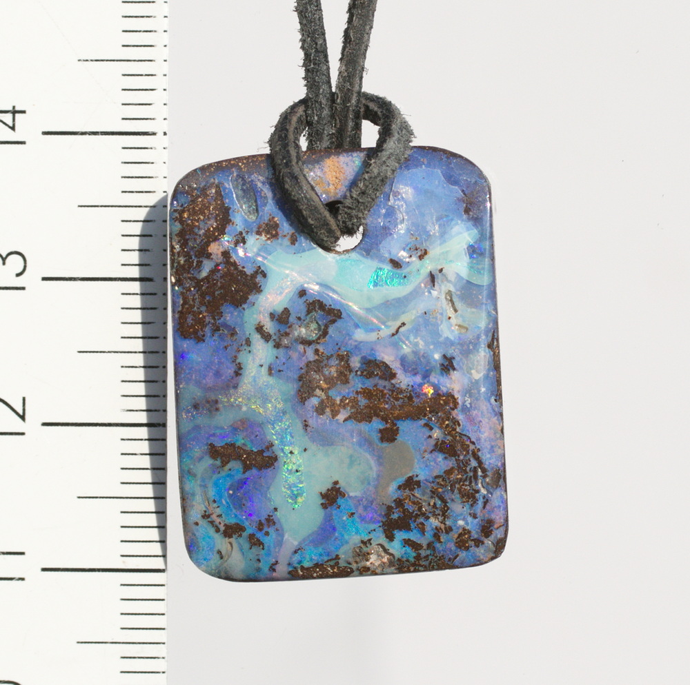 Rechteckiger Boulderopal mit grüner Ader, frontal gebohrt mit Lederband 