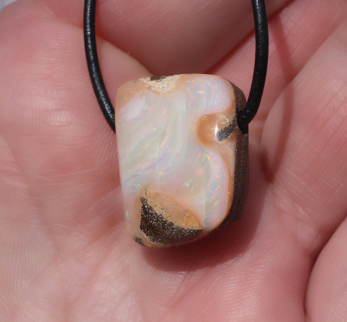 Bernsteinfarbener Boulderopal, seitlich gebohrt mit Lederband  
