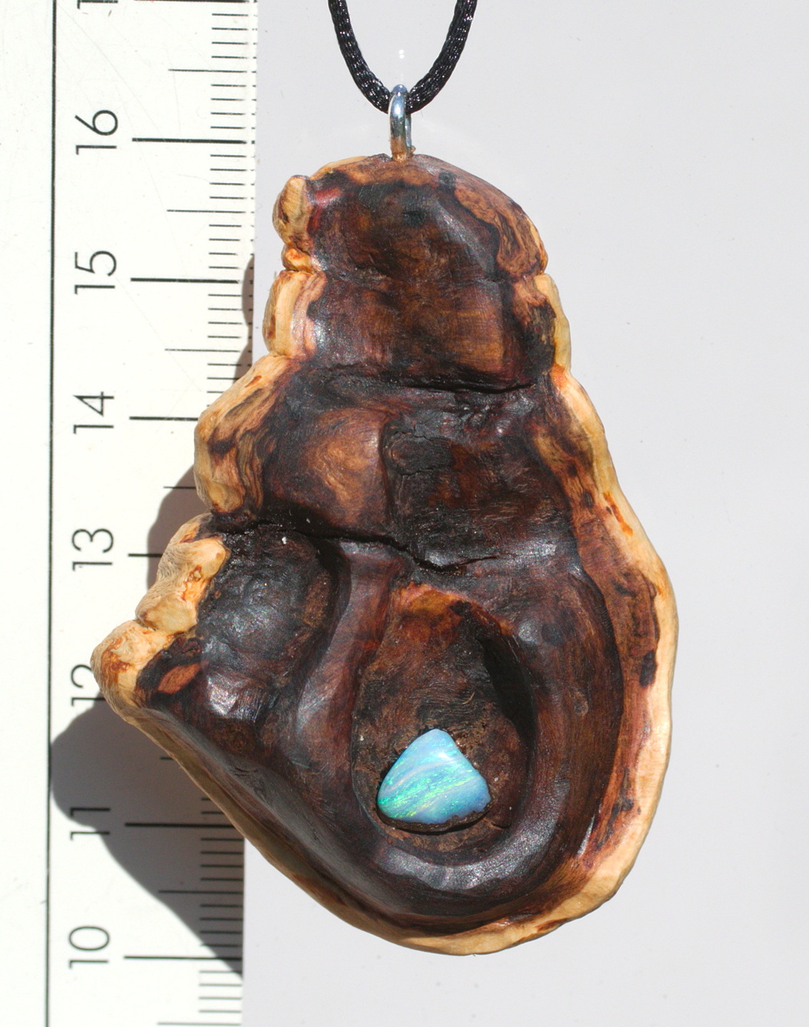 Baumperle von der Buche mit einem blauen Opal Baumperle von der Buche mit einem blauen Opal