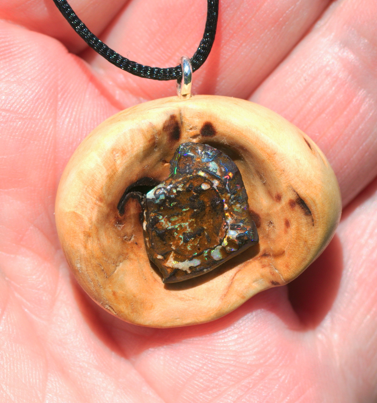 Baumperle vom Apfelbaum mit einem naturbelassenem Opal Baumperle vom Apfelbaum mit einem naturbelassenem Opal