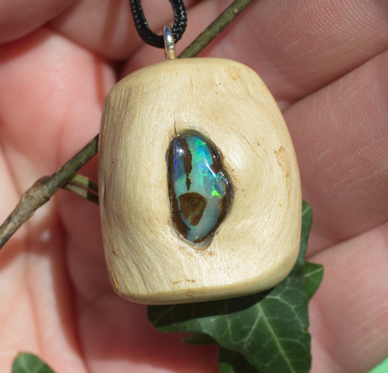 Baumperle vom Efeu mit einem Opal mit grüner Ader