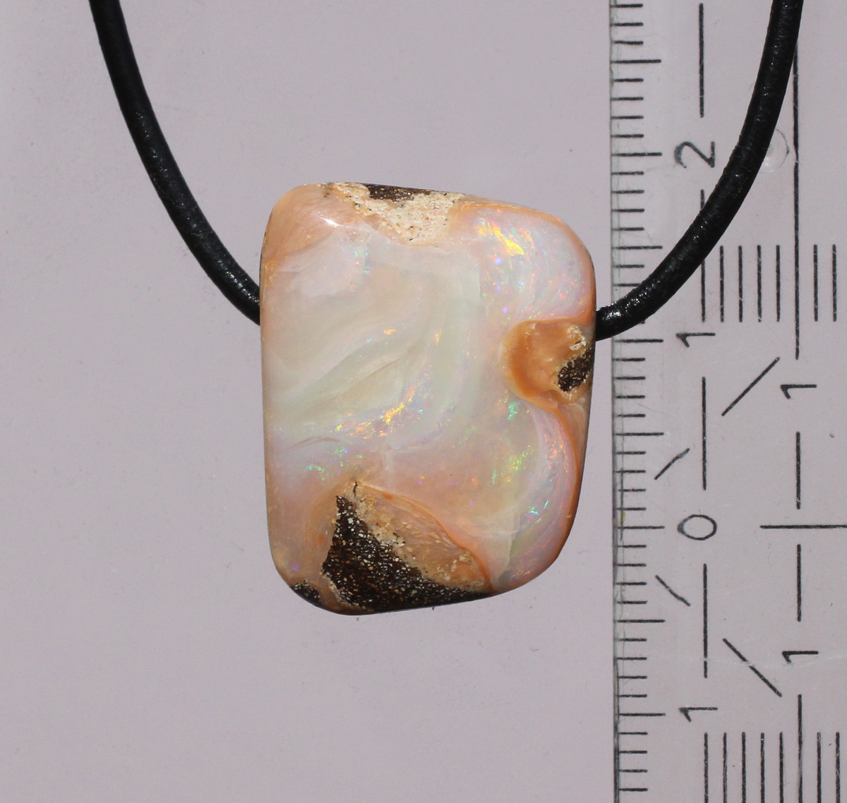 Bernsteinfarbener Boulderopal, seitlich gebohrt mit Lederband  