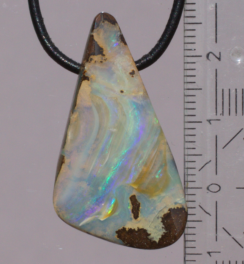 Grünlicher Boulderopal,  in Freeform geschliffen, seitlich gebohrt mit Lederband   