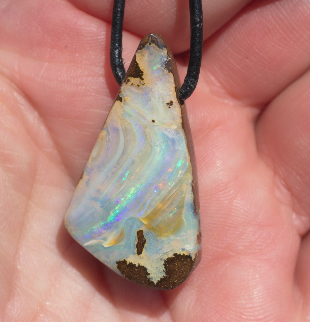 Grünlicher Boulderopal,  in Freeform geschliffen, seitlich gebohrt mit Lederband   