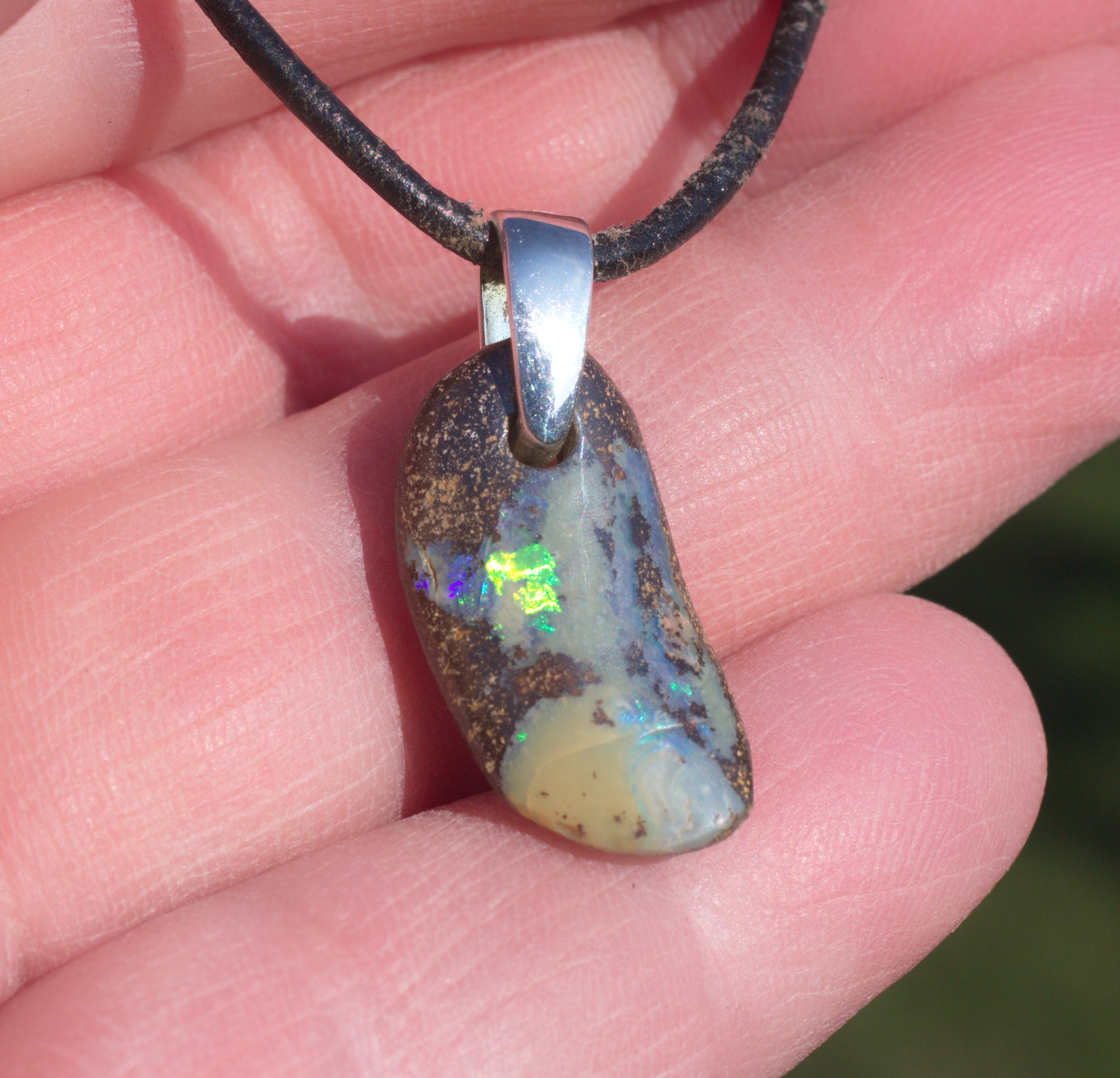 Kleiner Boulderopal-Anhänger, frontal gebohrt mit Lederband                        