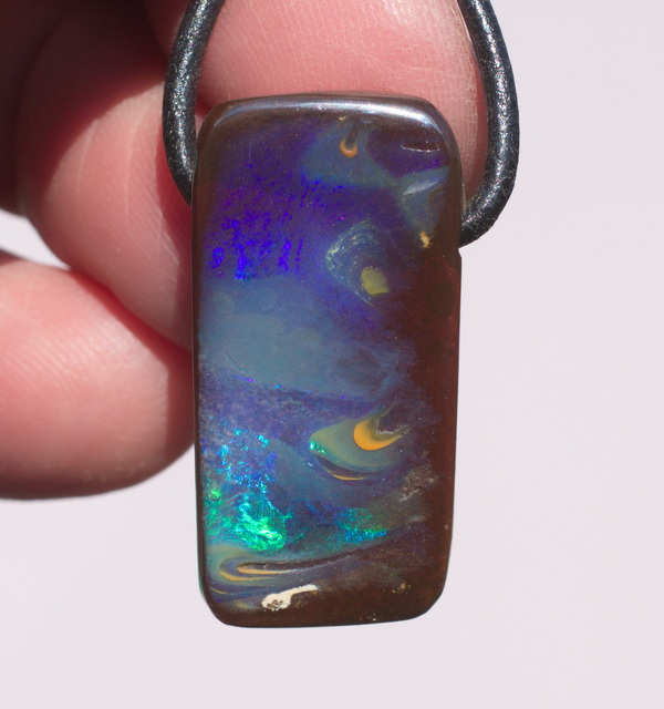 Nachtblauer Boulderopal, seitlich gebohrt mit Lederband 