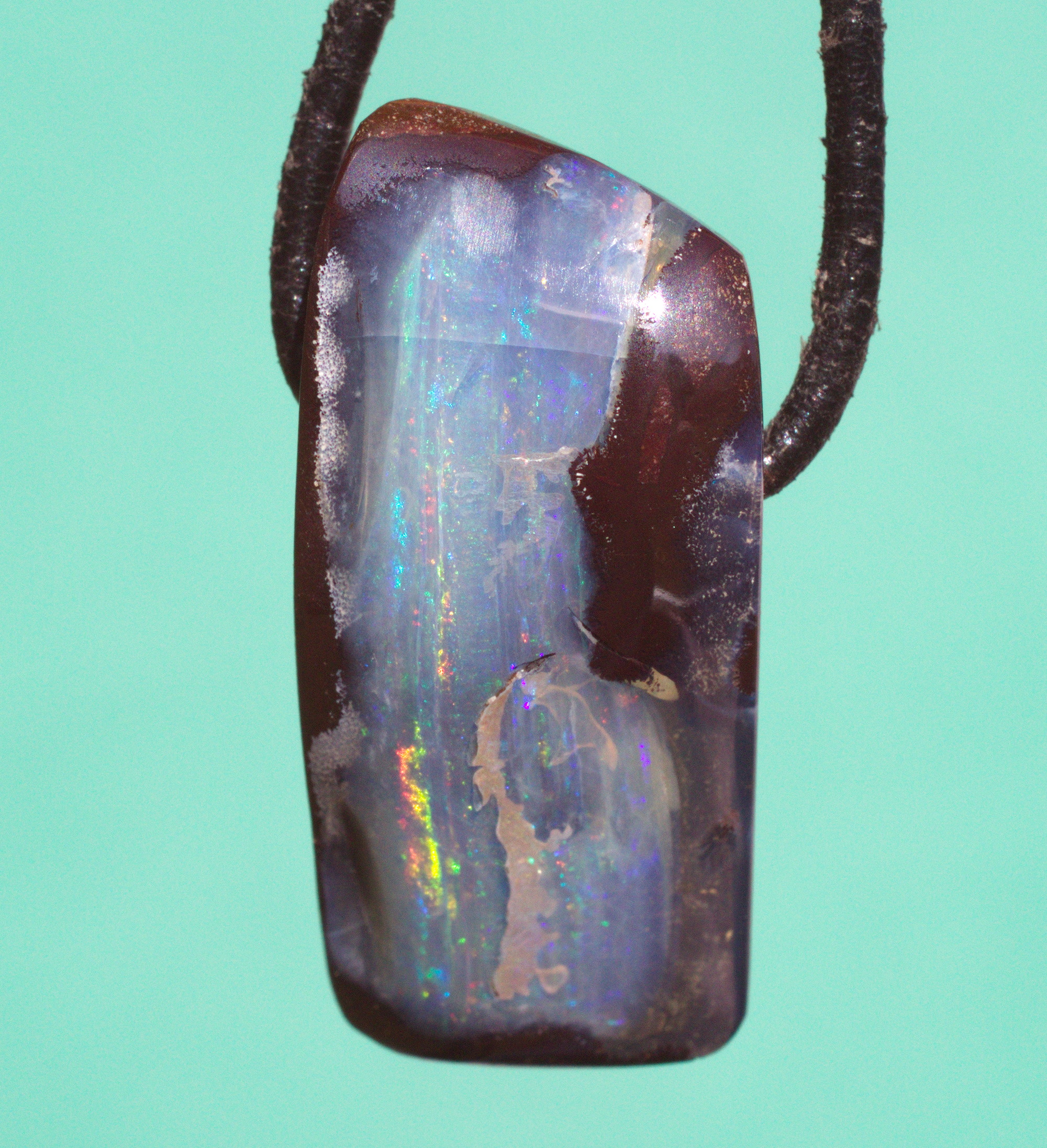 Blauer Boulderopal, seitlich gebohrt mit Lederband 