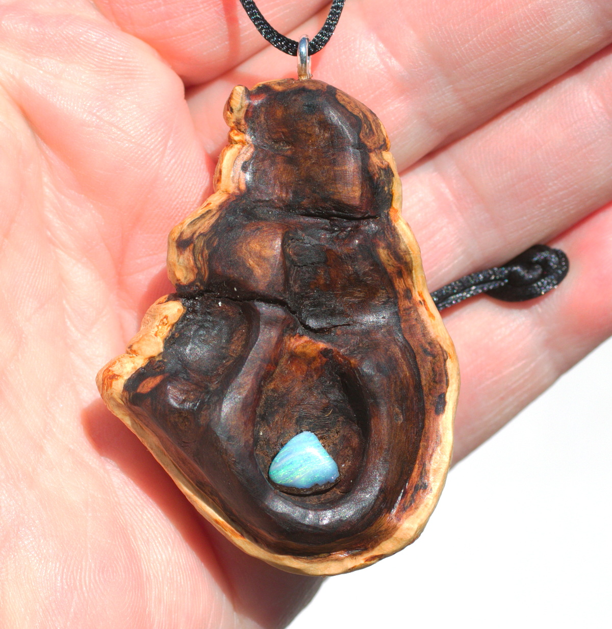 Baumperle von der Buche mit einem blauen Opal Baumperle von der Buche mit einem blauen Opal