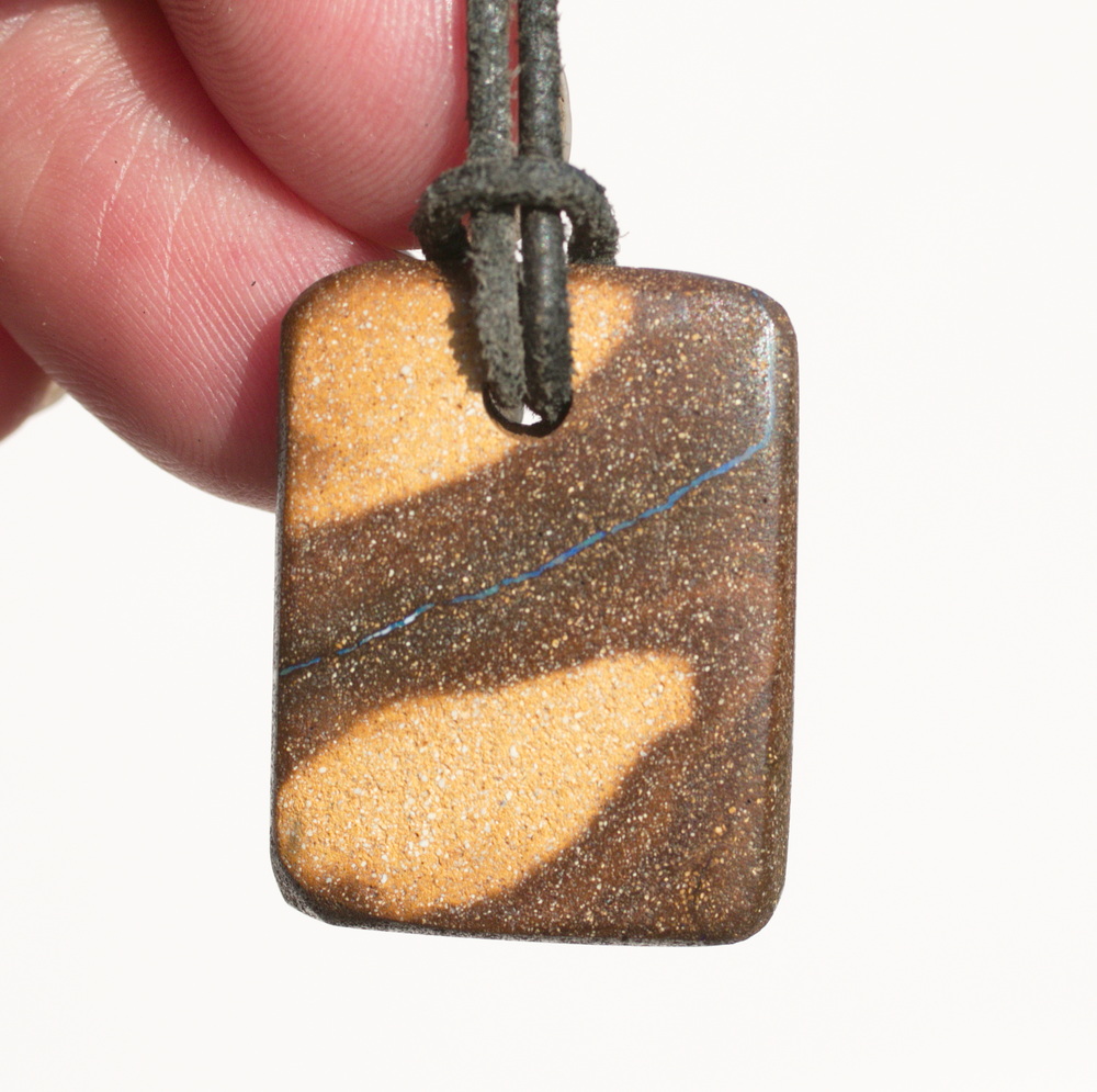 Rechteckiger Boulderopal mit grüner Ader, frontal gebohrt mit Lederband 