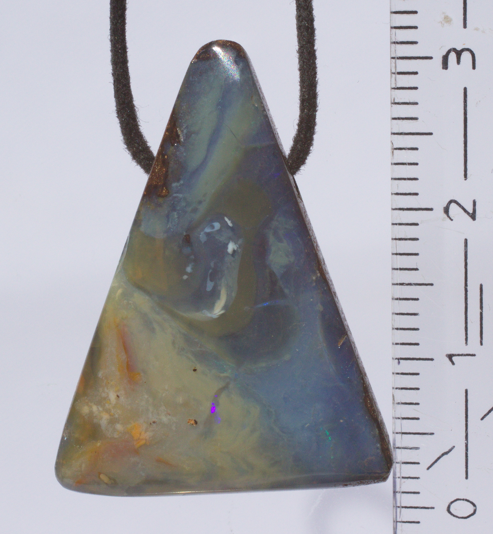 Boulderopal als Dreieck geschliffen, seitliche Bohrung mit Lederband  