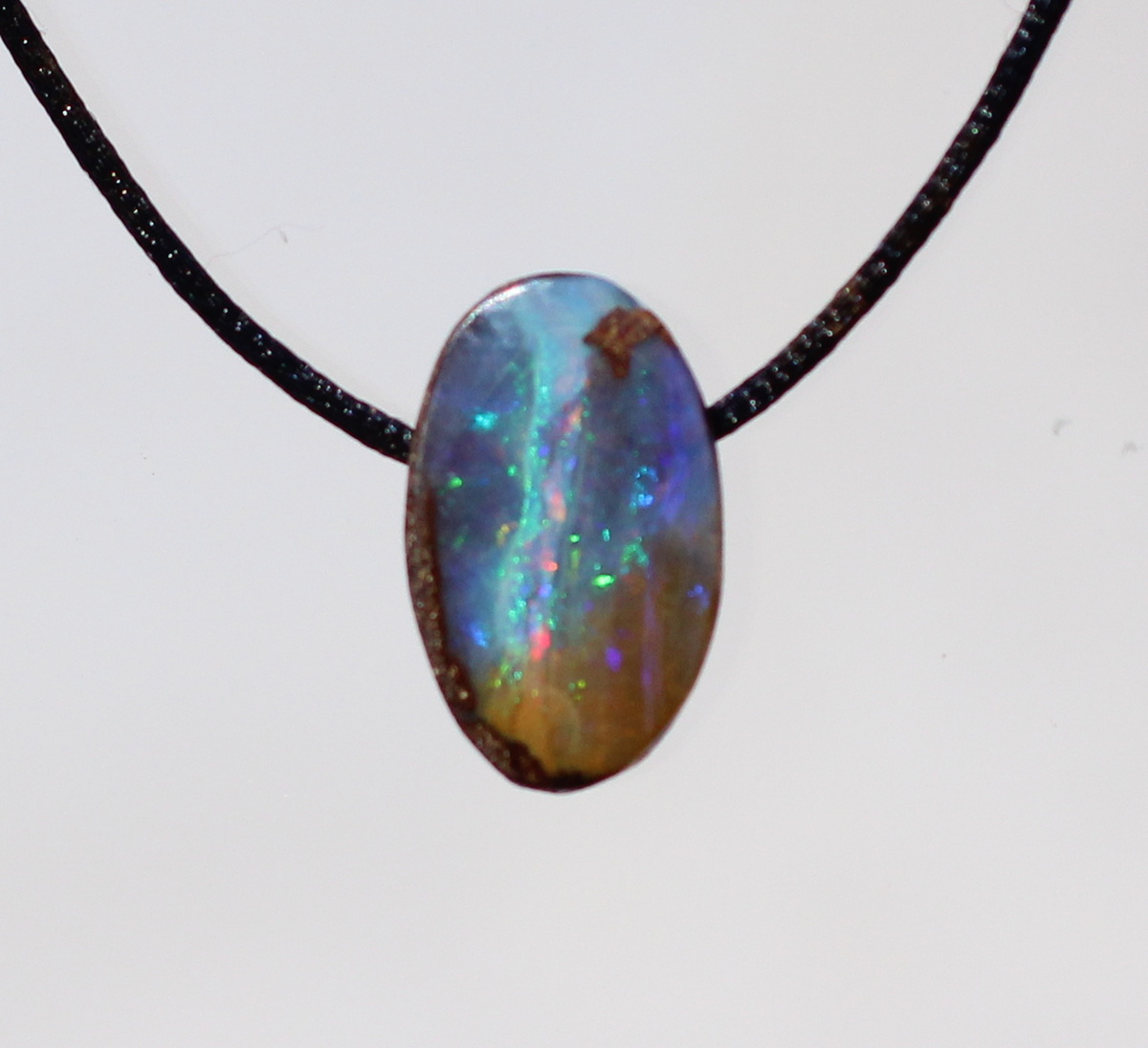 Kleiner ovaler Boulderopal, seitlich gebohrt mit Lederband 