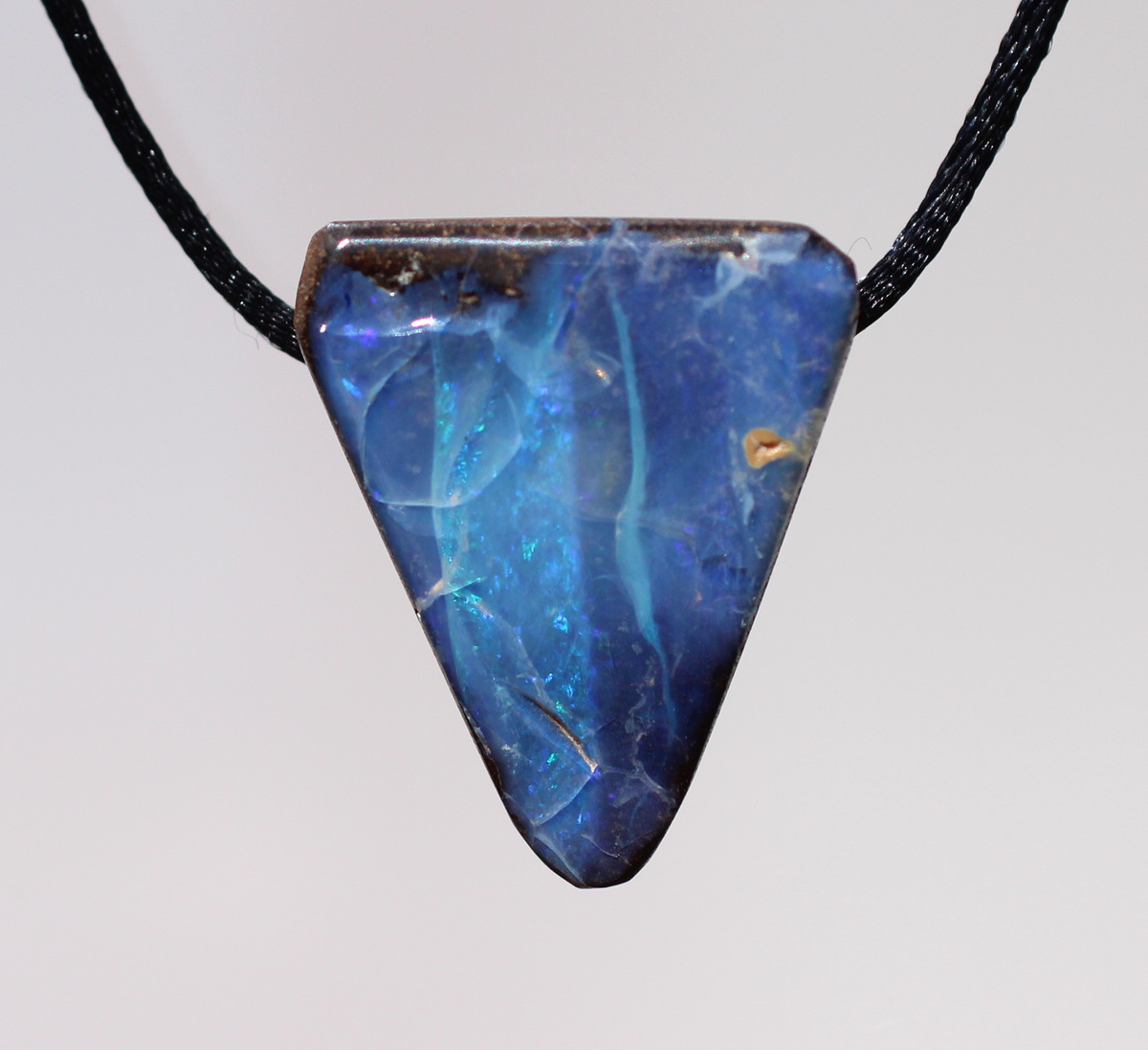 Blauer Boulderopal, seitlich gebohrt mit Lederband 