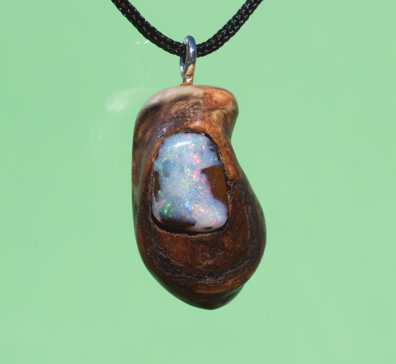 Baumperle von der Esche mit einem geschliffenen  Opal  