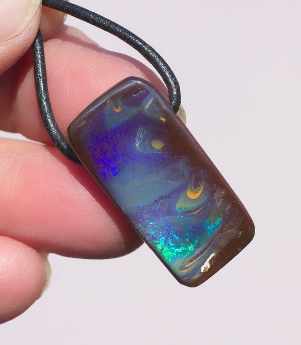 Nachtblauer Boulderopal, seitlich gebohrt mit Lederband 