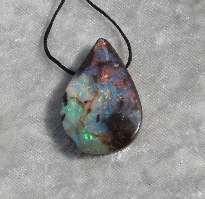 Boulderopal in Tropfenform, seitlich gebohrt mit Lederband, Video