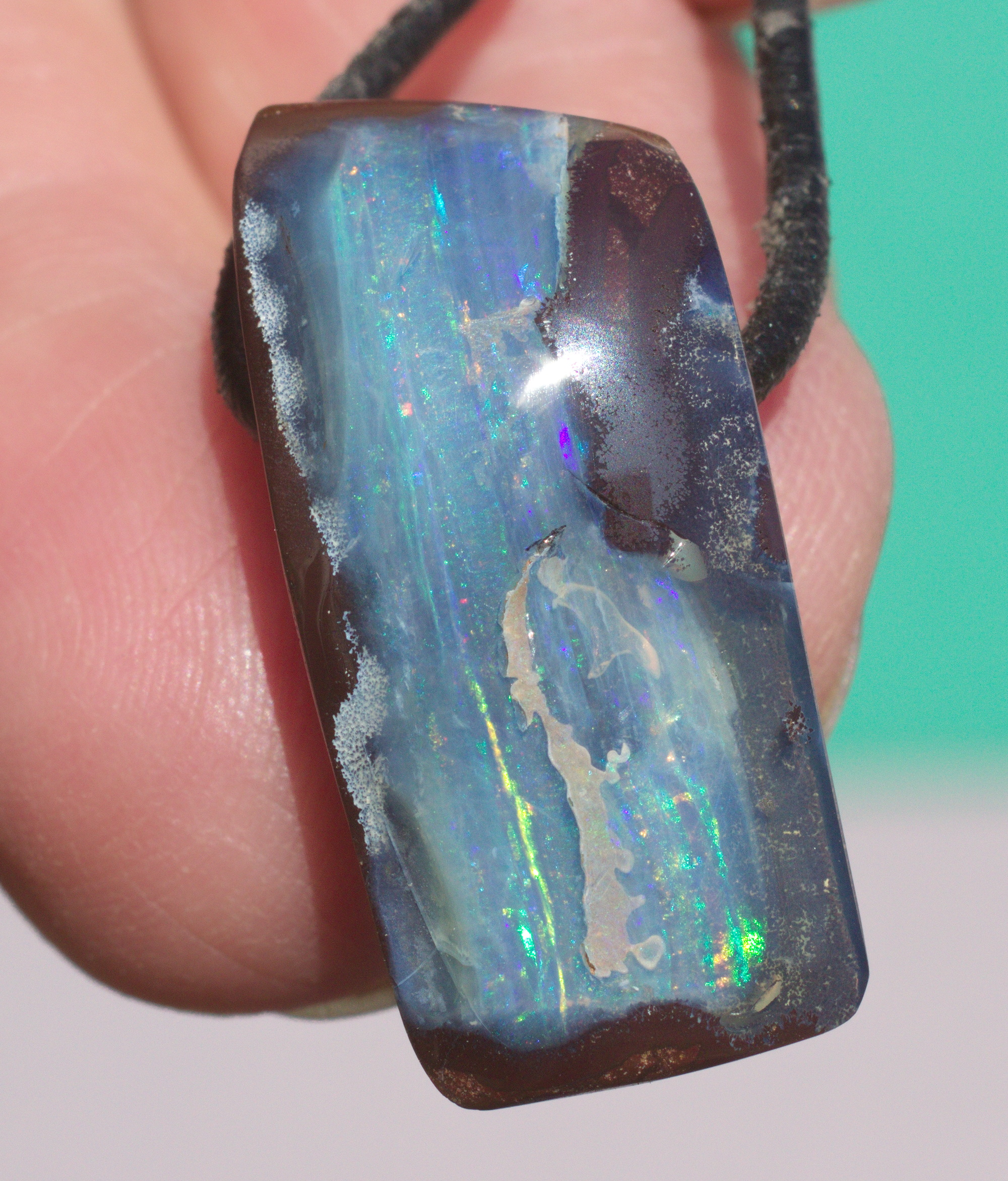 Blauer Boulderopal, seitlich gebohrt mit Lederband 