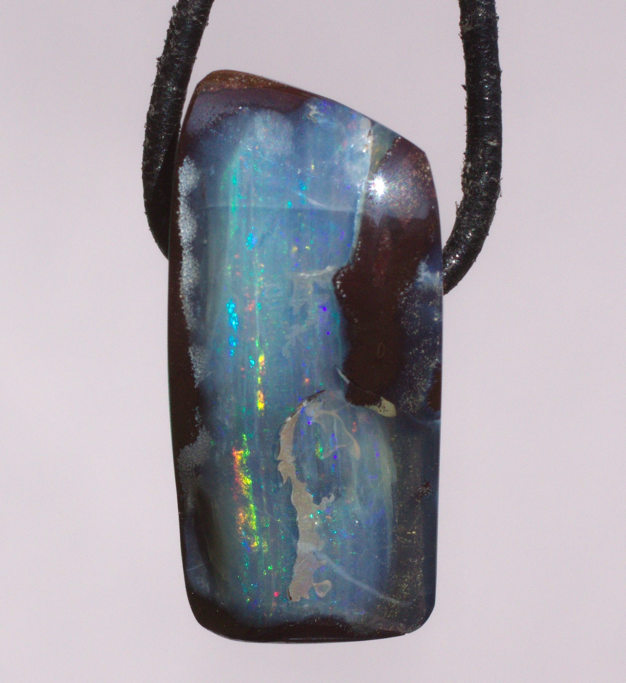 Blauer Boulderopal, seitlich gebohrt mit Lederband 