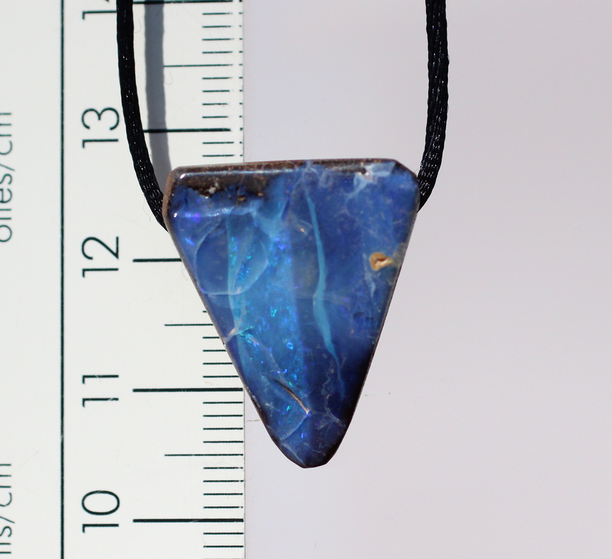 Blauer Boulderopal, seitlich gebohrt mit Lederband 