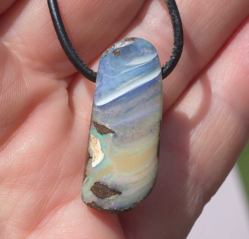 Länglicher  Boulderopal, seitlich gebohrt mit Lederband 