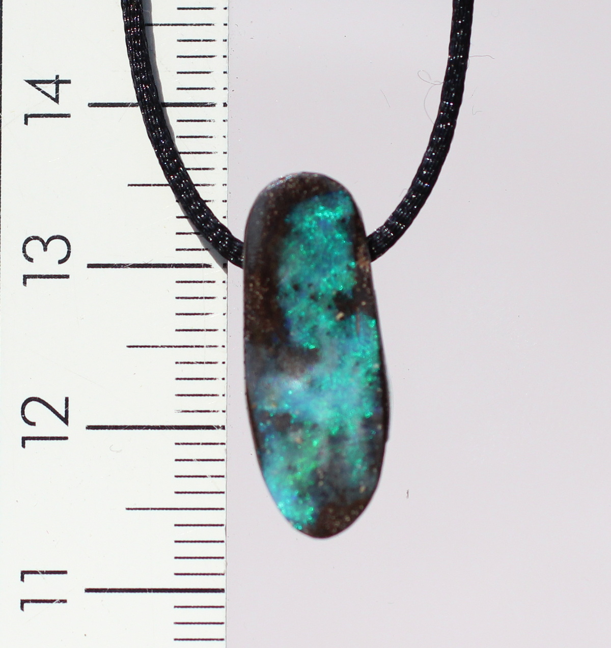 Boulderopal-Anhänger, seitlich gebohrt mit Lederband                         