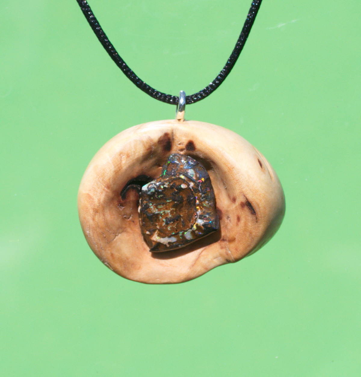 Baumperle vom Apfelbaum mit einem naturbelassenem Opal  
