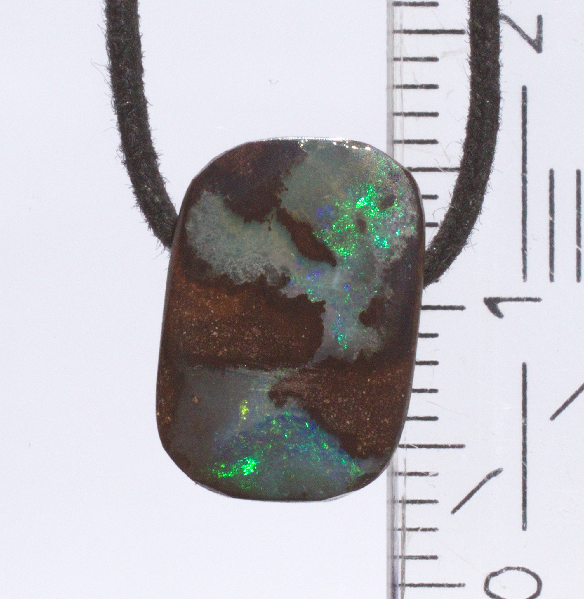 Kleiner brauner Boulderopal-Anhänger, seitlich gebohrt mit Lederband                       