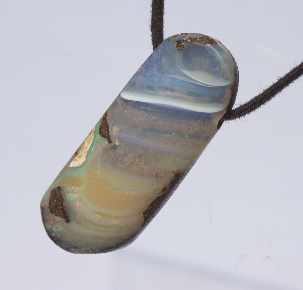 Länglicher  Boulderopal, seitlich gebohrt mit Lederband 