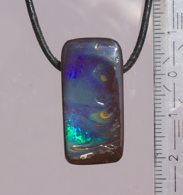 Nachtblauer Boulderopal, seitlich gebohrt mit Lederband 