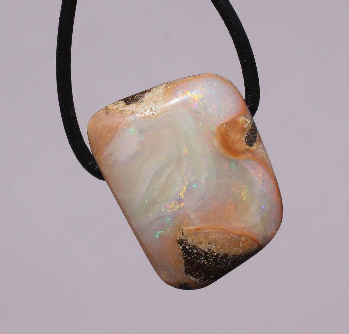 Bernsteinfarbener Boulderopal, seitlich gebohrt mit Lederband  
