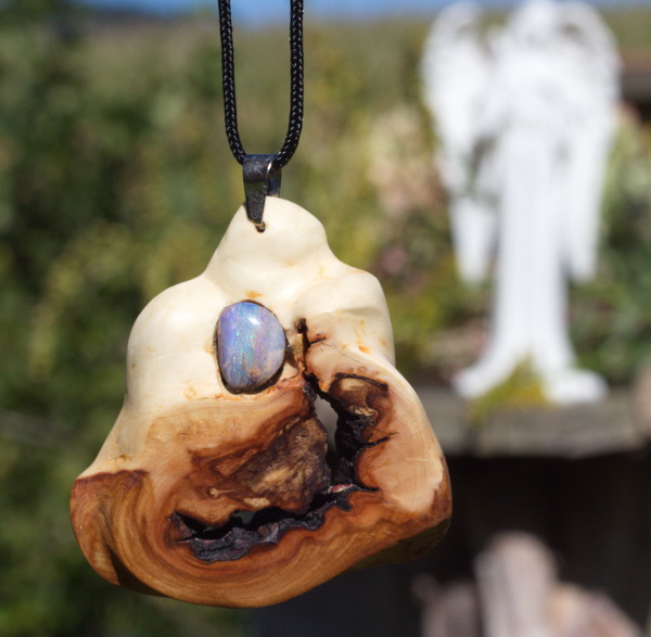 Baumperle vom Apfelbaum mit einem mehrfarbigen Opal   