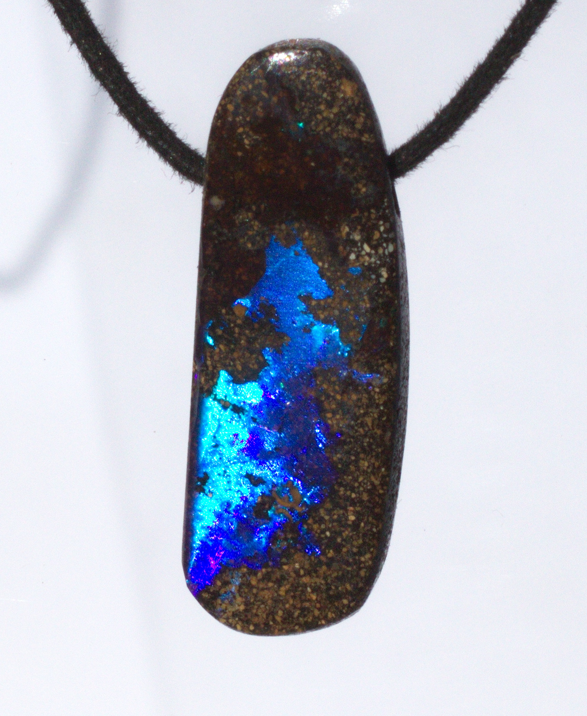 Boulderopal mit Electric Blue, seitlich gebohrt mit Lederband, Video