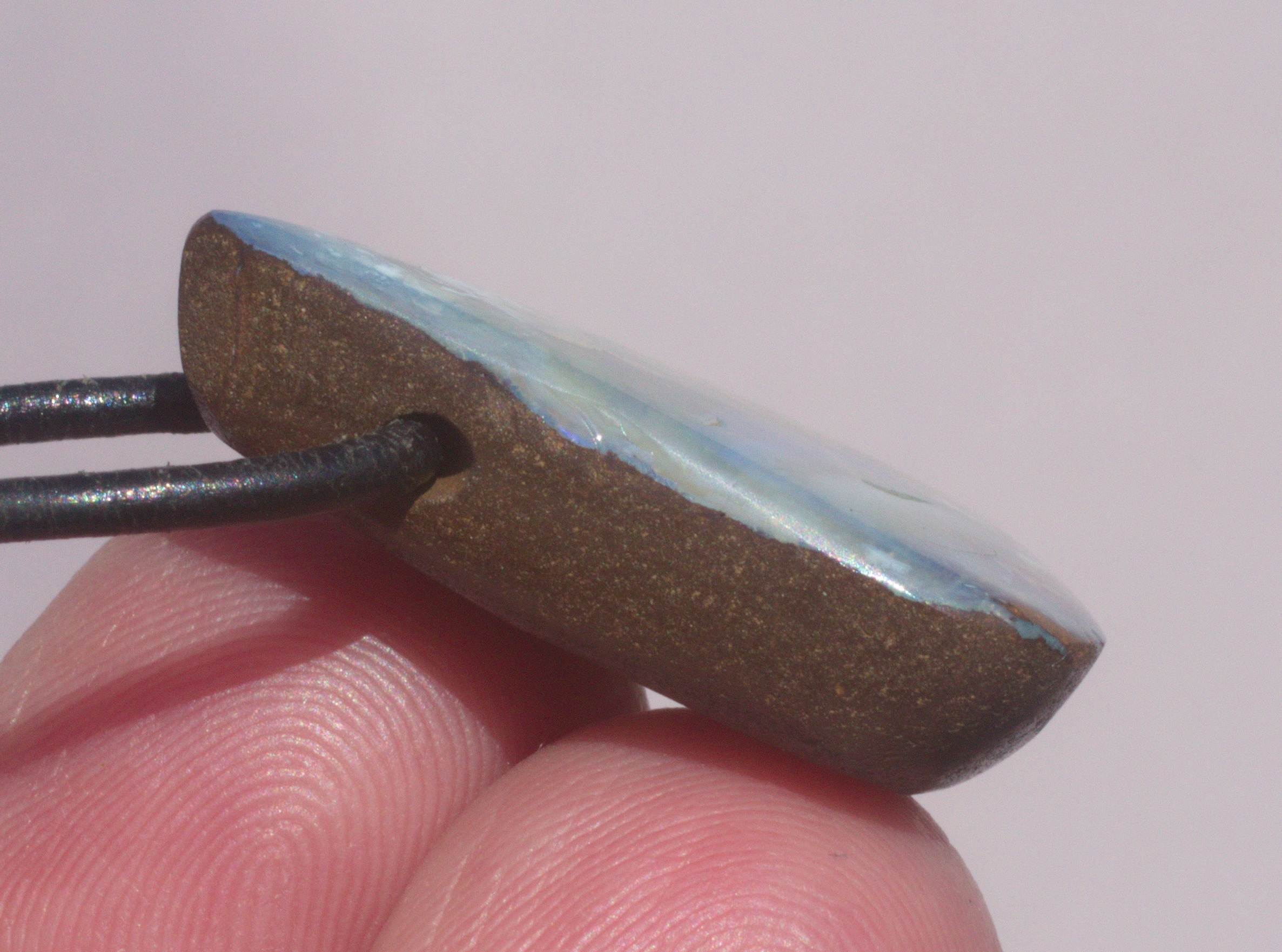 Hellblauer Boulderopal, seitlich gebohrt mit Lederband 