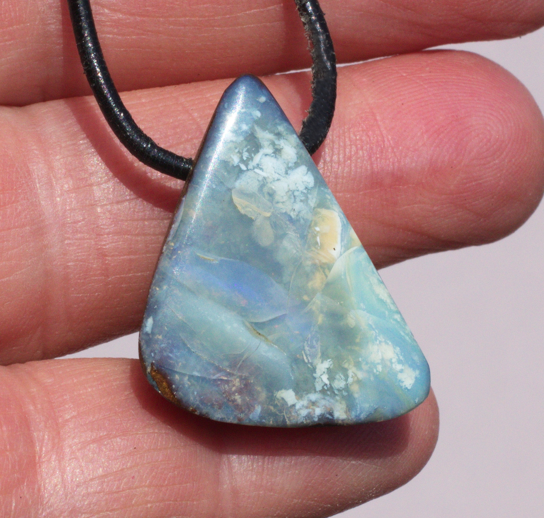 Hellblauer Boulderopal, seitlich gebohrt mit Lederband 