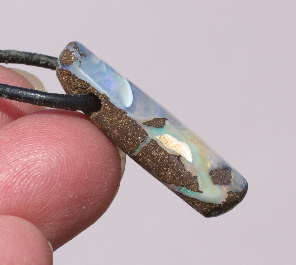 Länglicher  Boulderopal, seitlich gebohrt mit Lederband 