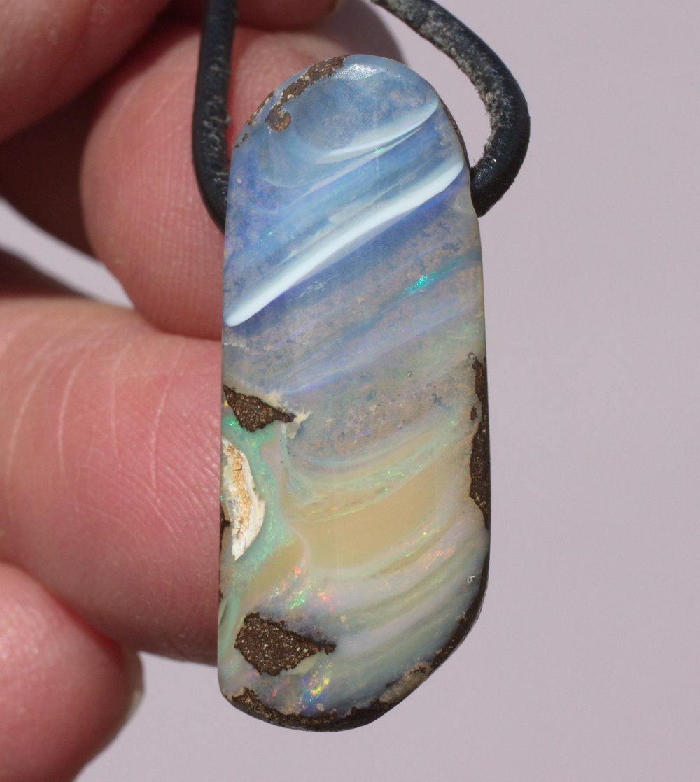 Länglicher  Boulderopal, seitlich gebohrt mit Lederband 