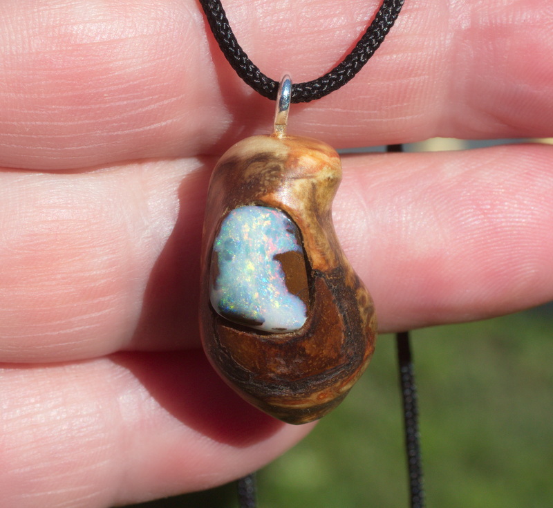 Baumperle von der Esche mit einem geschliffenen  Opal  