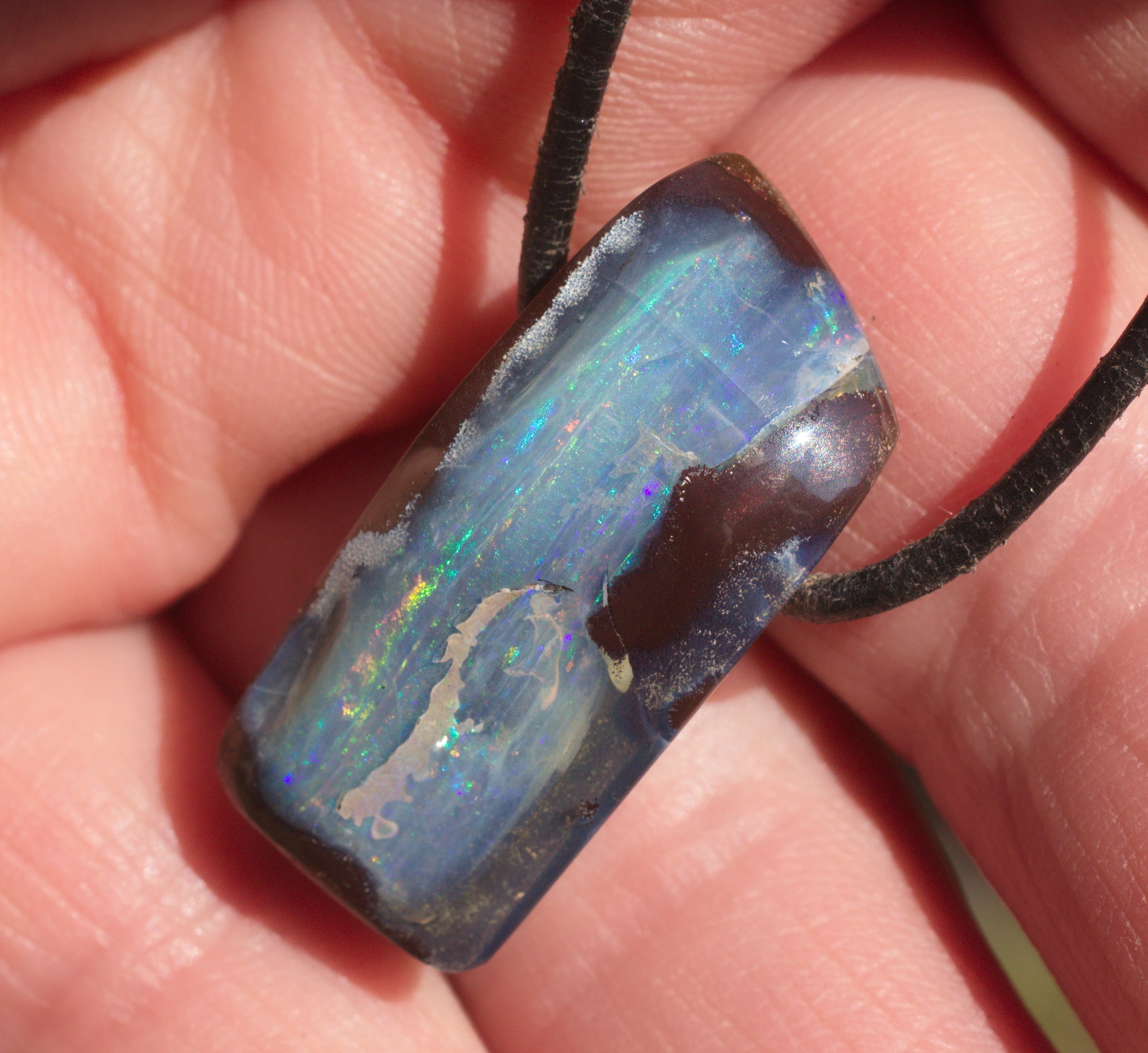 Blauer Boulderopal, seitlich gebohrt mit Lederband 