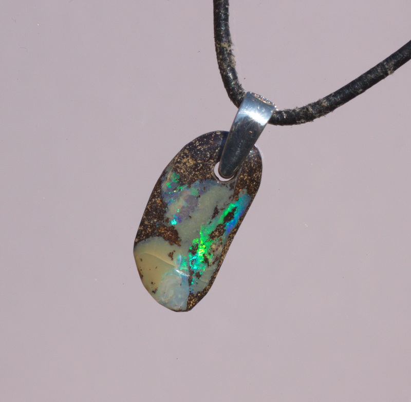 Kleiner Boulderopal-Anhänger, frontal gebohrt mit Lederband                        